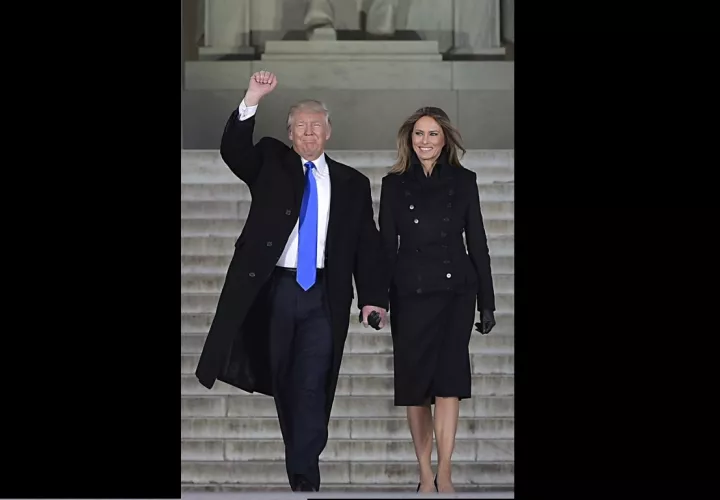 El presidente electo de Estados Unidos, Donald Trump, y su esposa Melania a su llegada para asistir a un concierto de inauguración en el Lincoln Memorial de Washington, DC. /   Foto: AFP