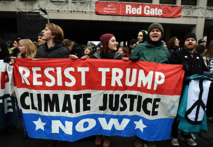 Los manifestantes gritan consignas contra el presidente electo de Estados Unidos Donald Trump en Washington.  /  Foto: AFP