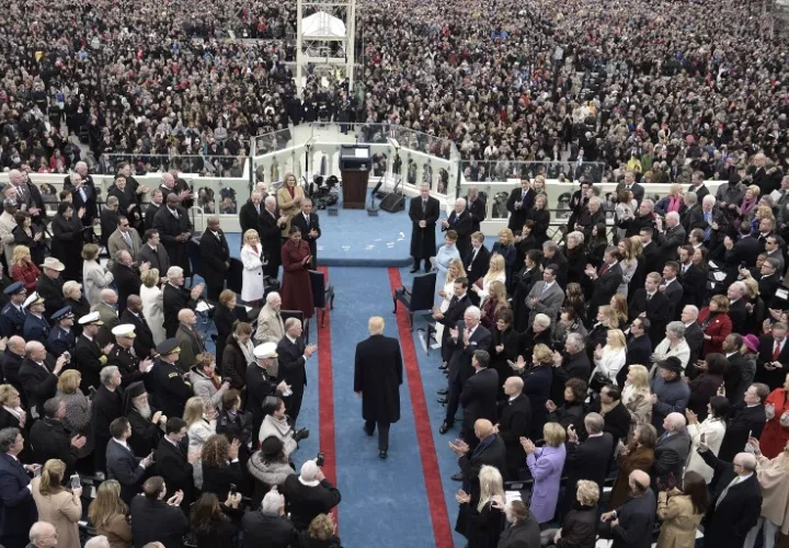 El presidente electo estadounidense Donald Trump (C) llega a la ceremonia de juramento ante el Capitolio de Washington.  /  Foto: AFP