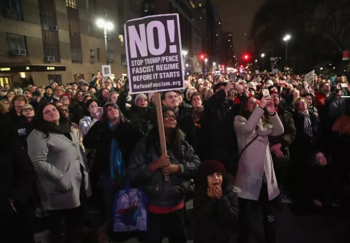 La gente se reúne fuera del hotel internacional del triunfo en Manhattan para protestar contra Donald Trump el 19 de enero de 2017 en New York City.  /  Foto: AFP