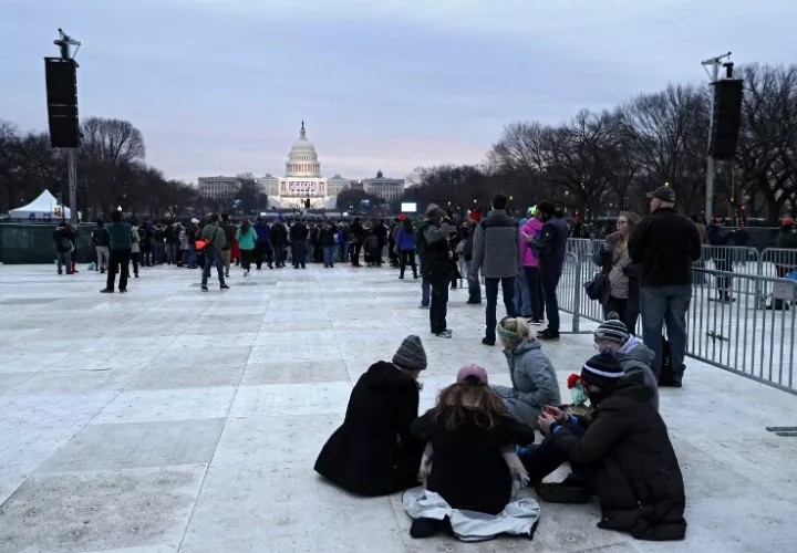 En las calles de la capital de EEUU hay más movimiento del habitual, además de autobuses y coches policiales aparcados en las calles cortadas aledañas a la Casa Blanca y a la Avenida Pensilvania.  /  Foto: AFP