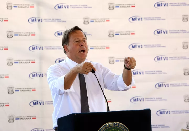 A las declaraciones del mandatario Juan Carlos Varela, quien en un ejemplo de populismo irresponsable, habló de invertir $4 millones de nuestros impuestos para regalar casas a personas que ya tienen vivienda y no están en extrema pobreza. Cuando los gobiernos están contra las cuerdas, se salen con vainas así.