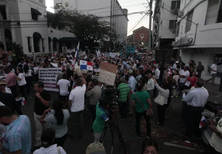 Para los ciudadanos que no están dejándose influenciar por la campaña de ciertos sectores afiliados a intereses económicos, y que cuando se manifiestan contra la corrupción, exigen al Ministerio Público que la investigación de Odebrecht abarque a los 3 últimos gobiernos, y sin justicia selectiva.