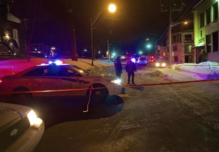 Agente de la Policía municipal de Quebec vigilan frente al Centro Cultural Islámico después de que al menos seis personas murieran en un ataque perpetrado en la noche del domingo. EFE
