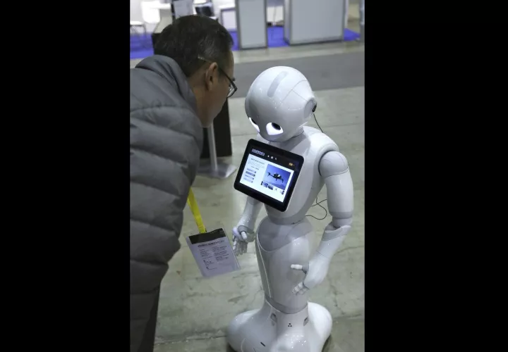 Un hombre visita la II feria Global Robot Expo que se celebra entre en la Casa de Campo de Madrid. /  Foto: EFE