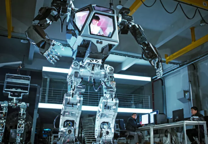 Un operario manejando el prototipo Method-1.Foto cedida por Vitaly Bulgarov.  /  Foto: EFE