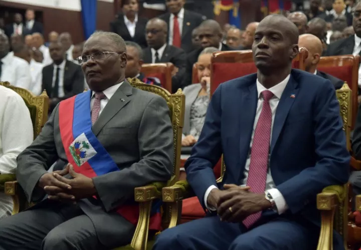 El Presidente haitiano Jocelerme Privert (L) y el Presidente electo de Haití Jovenel Moise (R) asisten a su Inauguración, en el Parlamento haitiano en Puerto Príncipe.  /  Foto: AFP Archivo