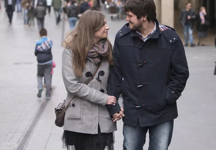 Es importante validar a nuestra pareja, es decir hacer que se sienta valiosa, otorgando mayor estima a lo que es, tiene y muestra. En la imagen dos enamorados pasea por la ciudad española de  Teruel. /  Foto: EFE