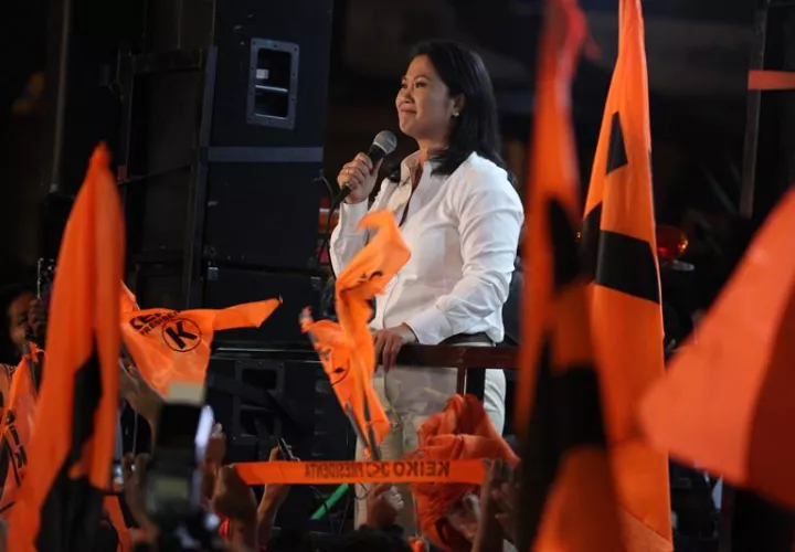 La candidata presidencial por el partido Fuerza Popular, Keiko Fujimori, habla a sus seguidores, el 5 de junio de 2016, en Lima.  /  Foto: EFE