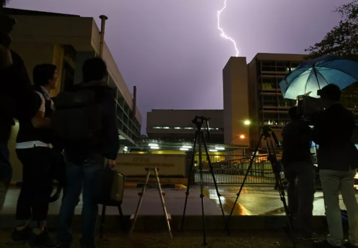 Periodistas acampan fuera del ala forense del Hospital Kuala Lumpur en la capital de Malasia, donde el cuerpo de un hombre norcoreano sospechado ser Kim Jong-Nam, Hermano del líder norcoreano Kim Jong-Un, está siendo detenido. / Foto: AFP