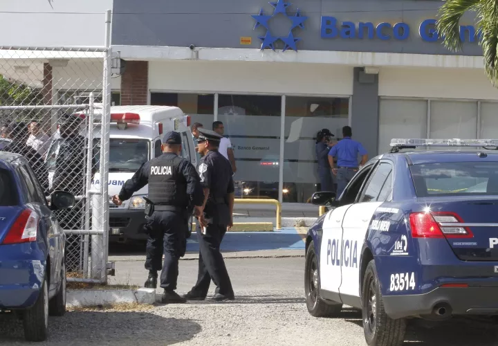 Para algunos fiscales y jueces en el caso del asalto del Banco General. Se la han pasado de traspié en traspié. Primero le dan calle a la mayoría de los sospechosos; luego los ponen en detención preventiva y ahora resulta que a uno le vuelven a dar calle. Las diligencias se deben hacer BIEN HECHAS. ¡Cuidado se cae el caso!