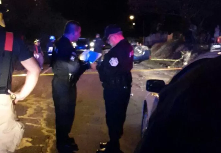 Autoridades en la escena del accidente.  Foto Víctor E. Rodríguez Corresponsal