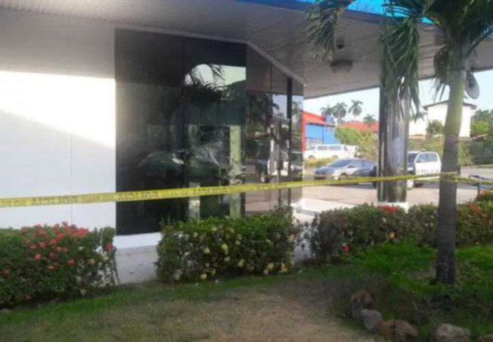 Sucursal Global Bank afectada.  Foto Cortesía