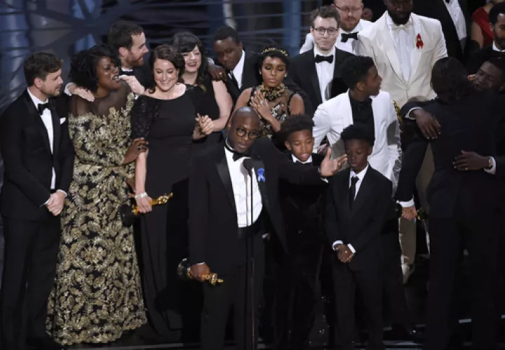 Barry Jenkins, foreground center, and the cast accept the award for best picture for "Moonlight" at the Oscars on Sunday.  /  Foto: AP
