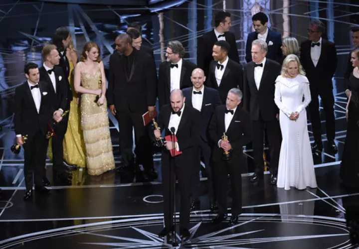 Jordan Horowitz, frente al centro, y el elenco de "La La Land" reciben por error el premio a la mejor película en los Oscar el domingo 26 de febrero de 2017 en el Teatro Dolby en Los Angeles.  / Foto: AP