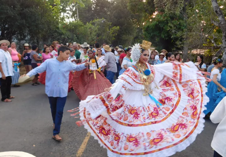 Las reinas salientes también  realizan su despedida y hasta se presentan a las reinas  futuras, como lo es Librada Villarreal, reina del 2018. /  Foto: Zenaida Vásquez