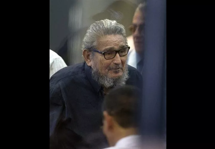 Abimael Guzmán, fundador y líder del movimiento Sendero Luminoso, entra a la sala de justicia durante su nuevo juicio en la base naval de Callao, Perú, el martes 28 de febrero de 2017. / Foto: AP