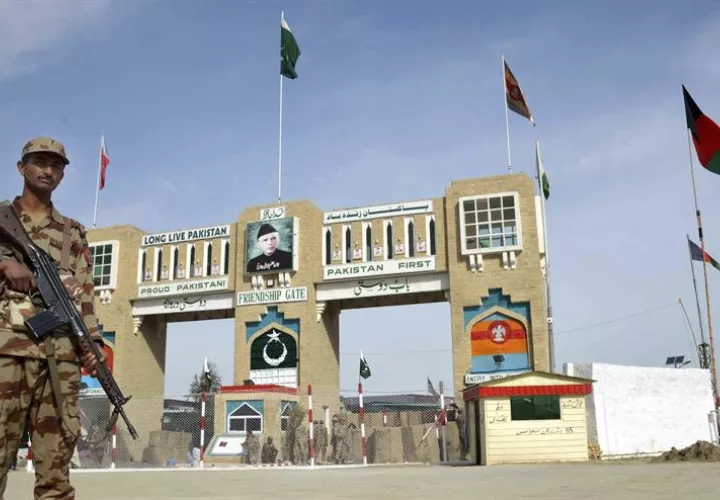 Un soldado paquistaní hace guardia en un puesto de control fronterizo después de que las autoridades del país reabriesen temporalmente sus fronteras con Afganistán, en Chaman (Pakistán), hoy, 7 de febrero de 2017. EFE