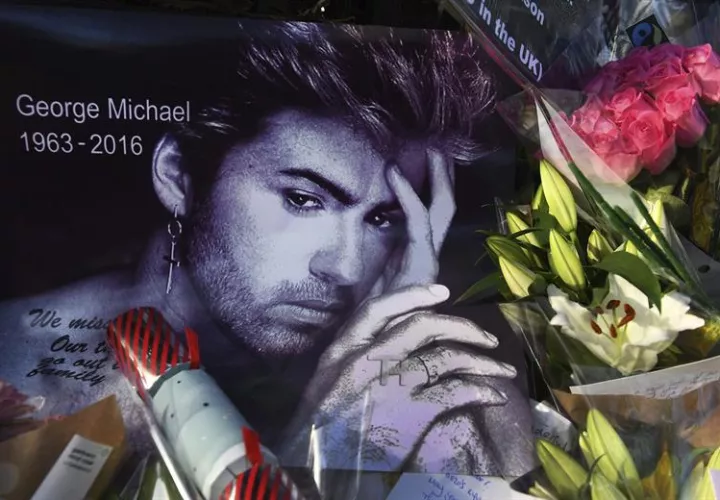 Flores y mensajes a las puertas de la residencia del cantante británico George Michael en Londres. EFE/Archivo