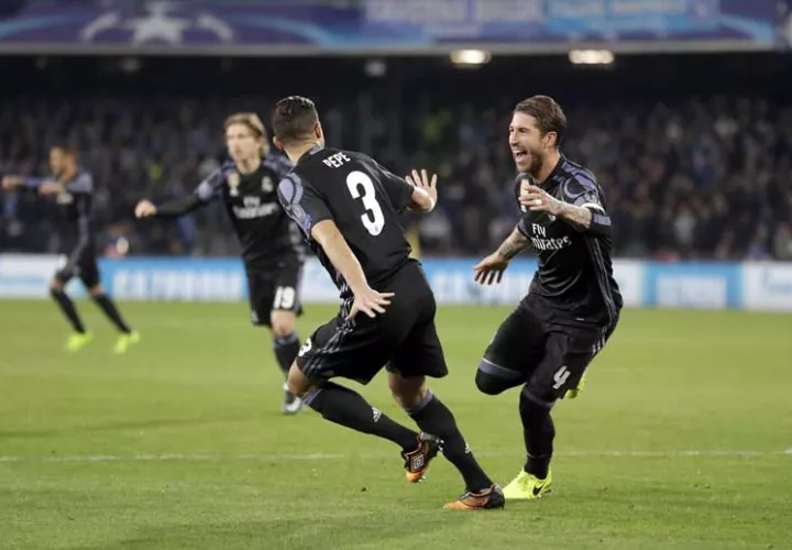 Sergio Ramos anotó dos goles al Napoli. Foto AP