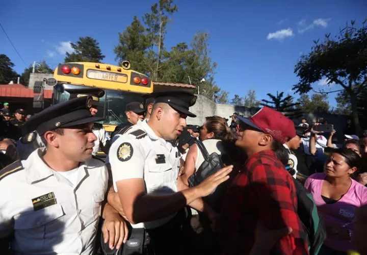 Familiares de menores reclusos en el Hogar Virgen de la Asunción discuten con policías tras un incendio en el lugar el pasado, miércoles 8 de marzo de 2017, en Ciudad de Guatemala (Guatemala). EFE