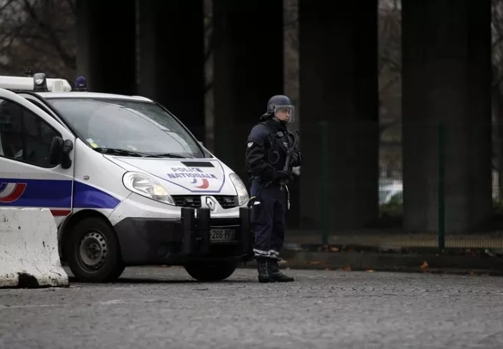 Un agente vigila junto a un coche de policía en Francia. EFE/Archivo
