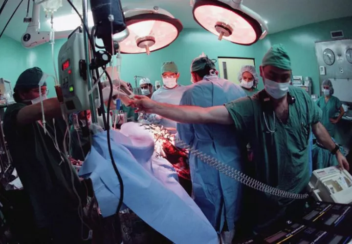 Imágenes de una intervención de trasplante de hígado. EFE/Archivo