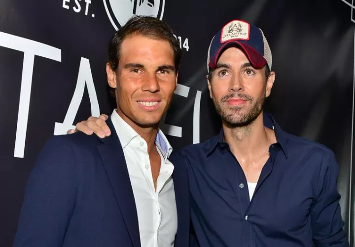 El tenista español Rafael Nadal (i) y el cantante Enrique Iglesias posan en la alfombra roja de la fiesta de inauguración del restaurante Tatel, en South Beach, Miami Florida. EFE