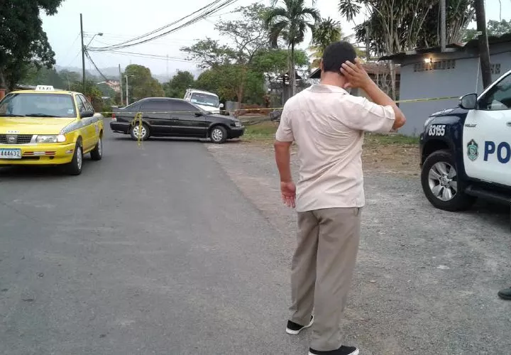 Este es el taxista afectado; al fondo, su vehículo. Fotos Eric Montenegro Corresponsal