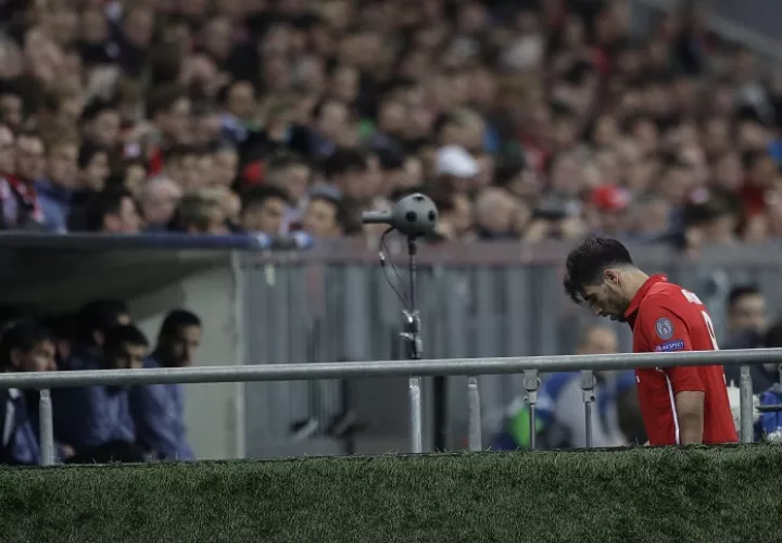 Javi Martínez sale de la cancha. Foto AP
