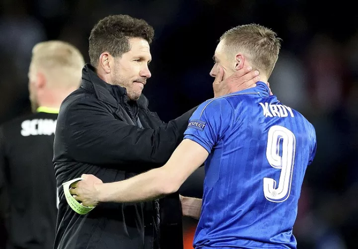 Diego Simeone habla con Jamie Vardy, delantero del  Leicester City. Foto AP 