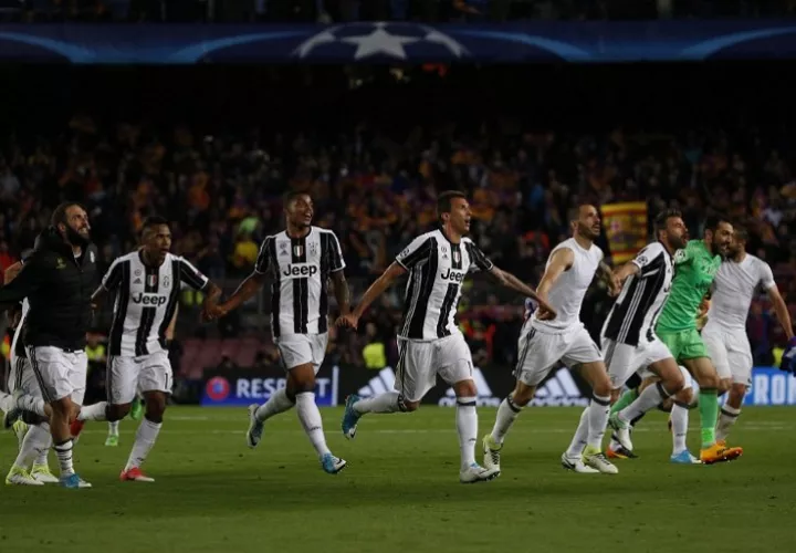 Los jugadores de la Juve celebran con sus aficionados. Foto AFP