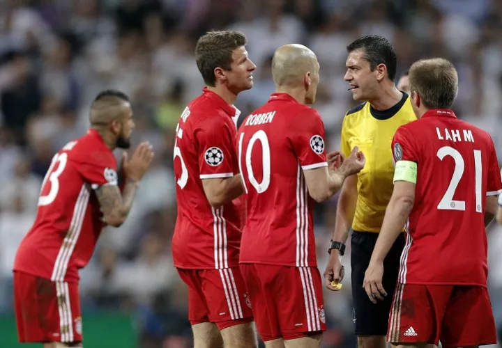 Momento en el que Viktor Kassai expulsa a Arturo Vidal. Foto AP