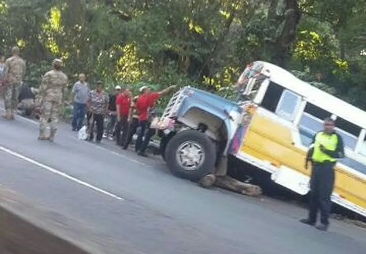 Se queda sin frenos y casi termina en un barranco | Critica