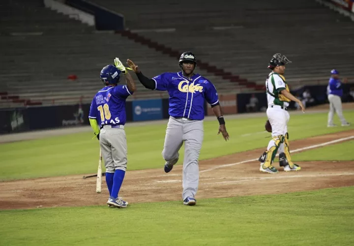 Colón tomó ventaja de 2-0 en la Serie Final.