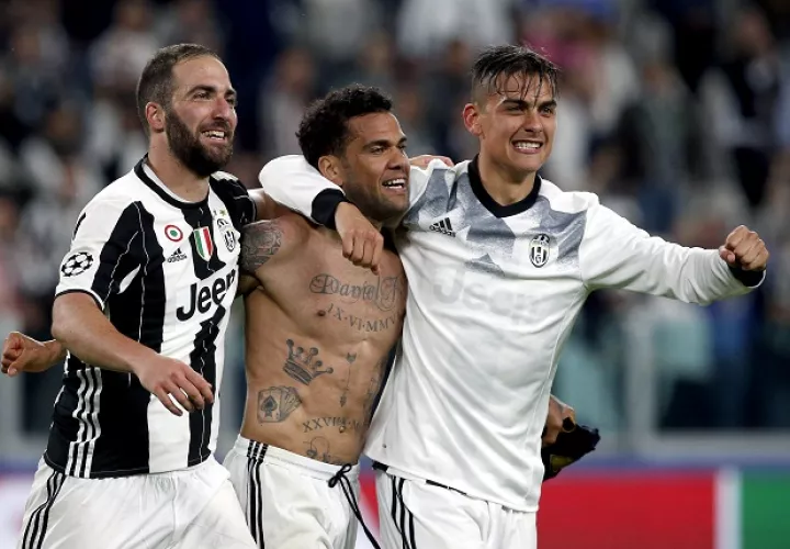 Dybala junto a Higuaín (izq.) y Alves (c). Foto AP