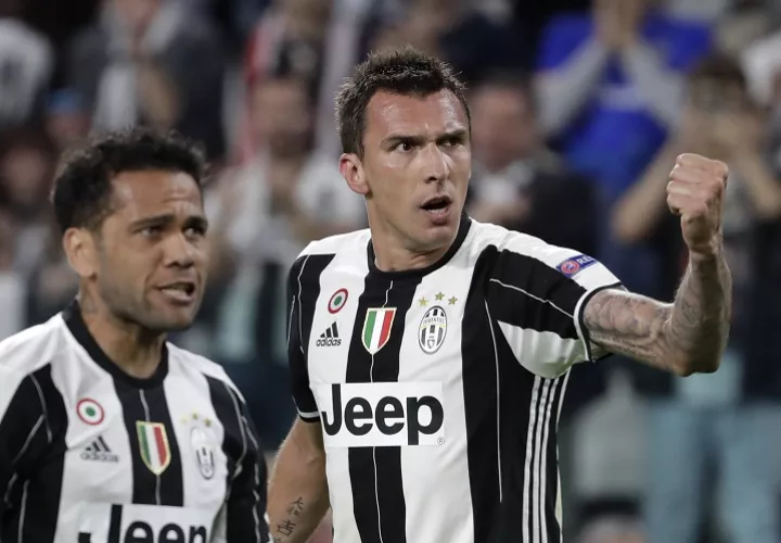   Mandzukic (derecha) anotó el primer gol del partido tras una asistencia de Dani Alves, que marcó el segundo. Foto AP 
