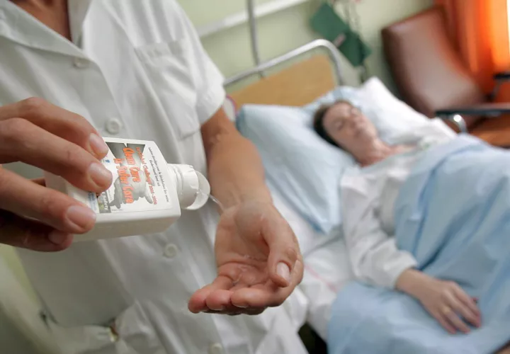 Un doctor se lava las manos antes de atender a un paciente en Ginebra, Suiza. EFE