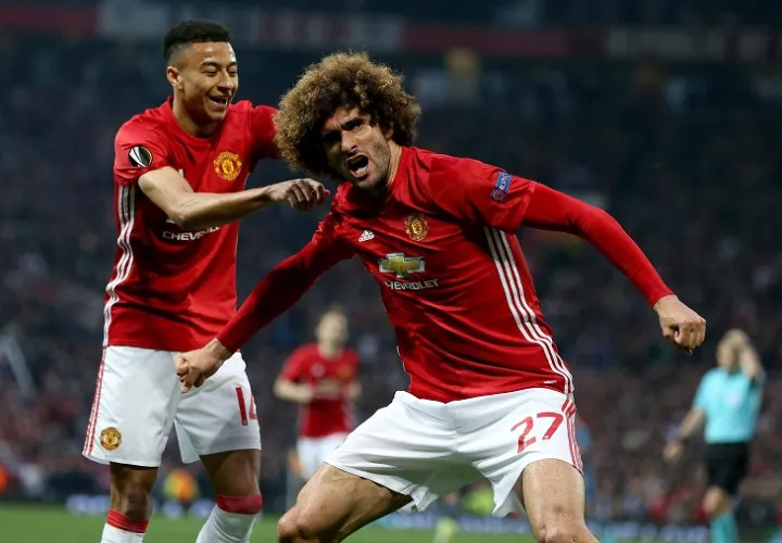 Marouane Fellaini anota para el United. Foto EFE