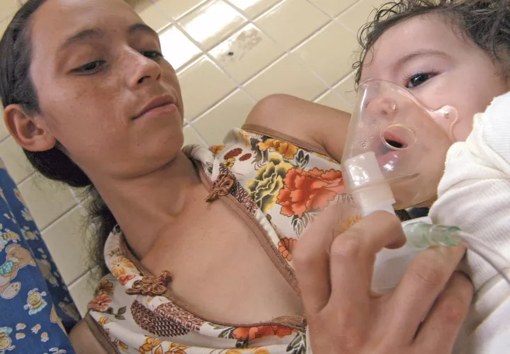 Durante un ataque de asma, el revestimiento de los bronquios se inflama, lo que provoca un estrechamiento de las vías respiratorias y una disminución del flujo de aire que entra y sale de los pulmones. EFE