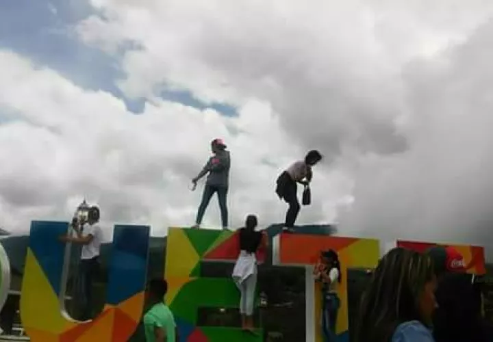 Personas se suben a la estructura del parador fotográfico en David a tomarse fotos. /  Foto: Mayra Madrid