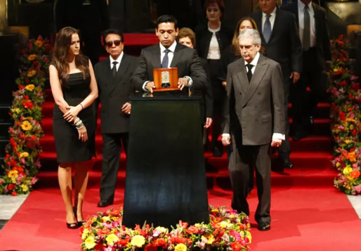 La demanda presentada el lunes dice que varias historias difamatorias fueron publicadas y transmitidas sin la debida verificación de datos luego que el artista falleció.  /  Foto: AP