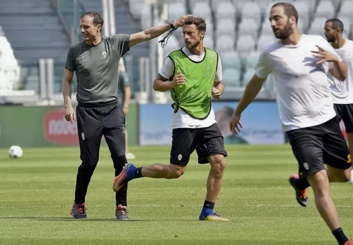  Claudio Marchisio (c) en el entrenamiento de la Juventus. Foto AP