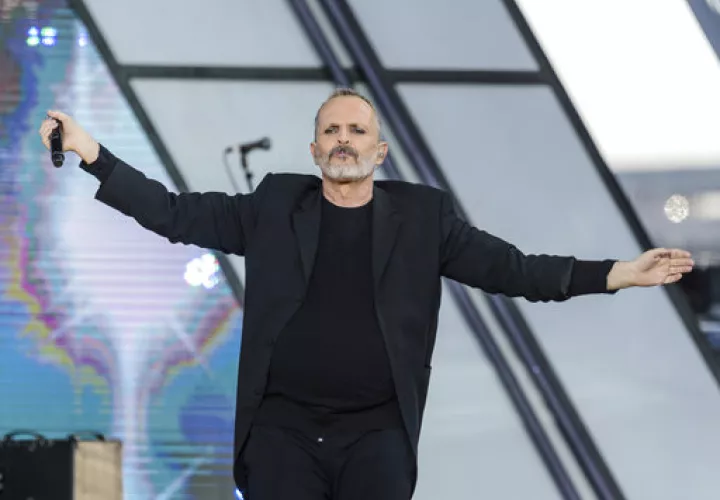 En esta foto del 15 de octubre del 2016, Miguel Bosé canta en el concierto "RiseUp As One" en el Cross Border Xpress en San Diego. Bosé, quien celebra sus 40 años de trayectoria, actualmente está de gira por Latinoamérica y España. /  Foto: AP