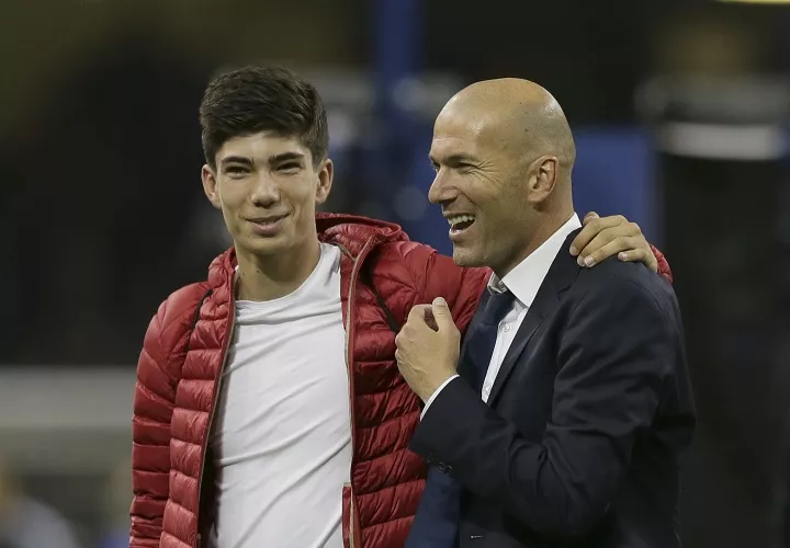 Zidane camina con su hijo Luca. Foto AP