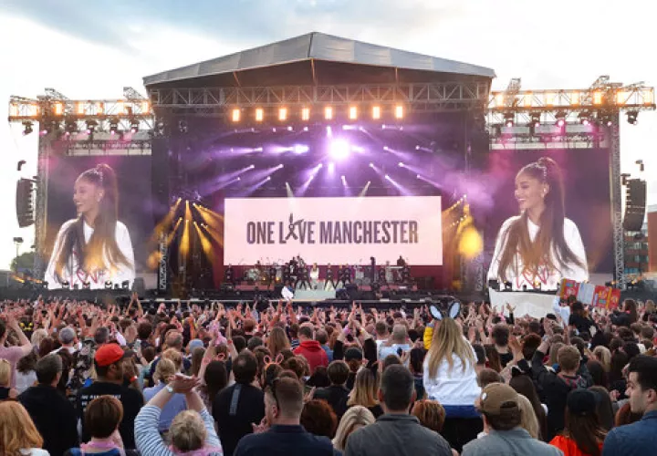 Ariana Grande regresó al escenario para cantar las letras de Fergie en el éxito de los Black Eyed Peas "¿Dónde está el amor?.  /  Foto: AP