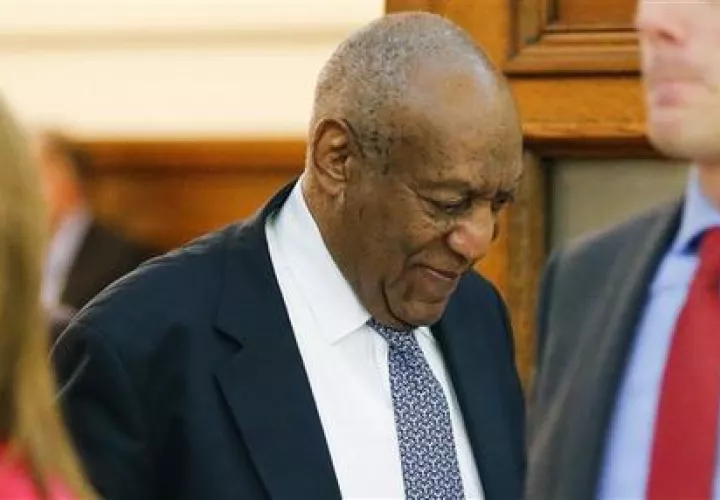 Bill Cosby sale del juzgado durante un receso en su juicio por abuso sexual en el condado de Montgomery, en Norristown, Pensilvania.  /  Foto: AP