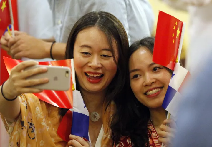 Un grupo de chinos residentes en Panamá celebra el establecimiento de relaciones diplomáticas entre las dos naciones