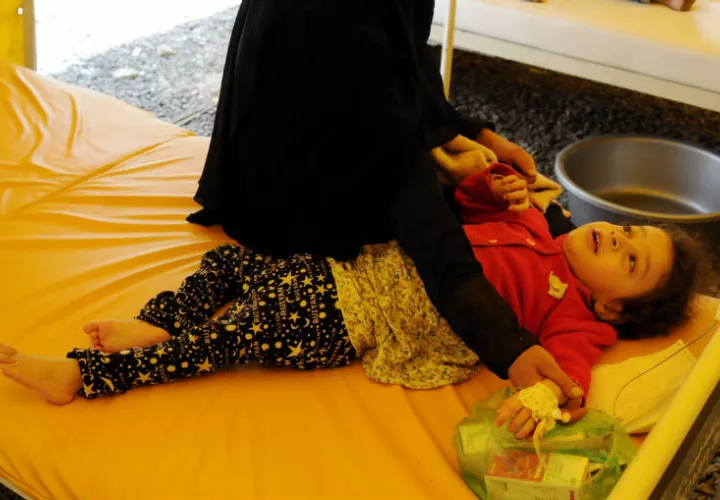 Una niña infectada de cólera recibe tratamiento en un hospital de Saná. (Yemen) EFE