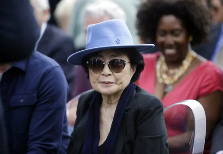 En esta foto de archivo del 17 de octubre de 2016, Yoko Ono aparece antes de la ceremonia de dedicación para su instalación de arte permanente, la escultura llamada SKYLANDING, en Jackson Park, en Chicago. /  Foto: AP